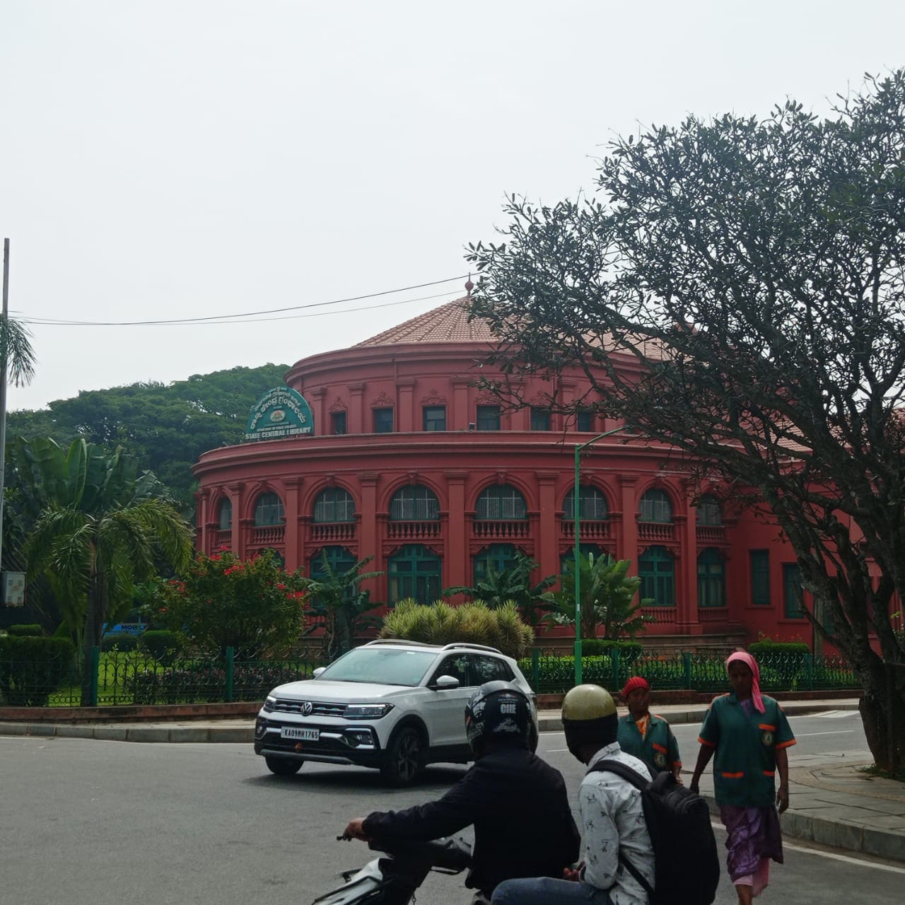 State Library at Cubbon Park; books <3